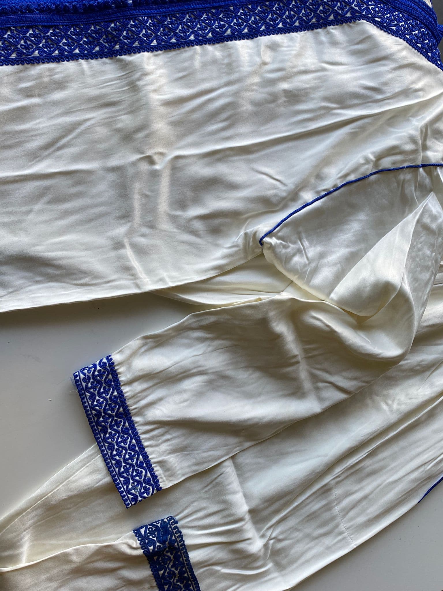 Conjunto tradicional marroquí crema con bordado burdeos – Usado en "Ocho apellidos marroquís"